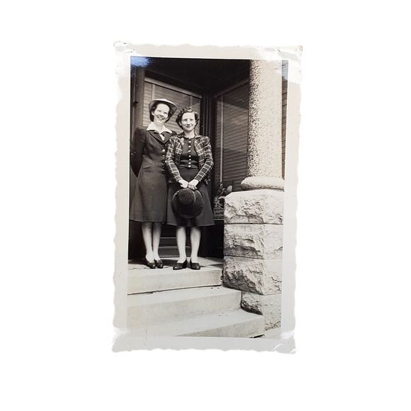 Vtg Sisters Posing Together on Steps Original Monochrome Photography Found 1942 - Picture 1 of 4